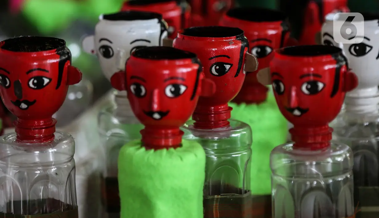 Ondel-ondel dari botol bekas yang sedang dalam proses pembuatan di Sanggar Rumah Kreasi, Jakarta, Minggu (13/6/2021). Chairuddin memanfaatkan botol bekas menjadi ondel-ondel untuk dijual dengan harga sepasang Rp35 ribu dan bisa membuat ratusan setiap harinya. (Liputan6.com/Johan Tallo)