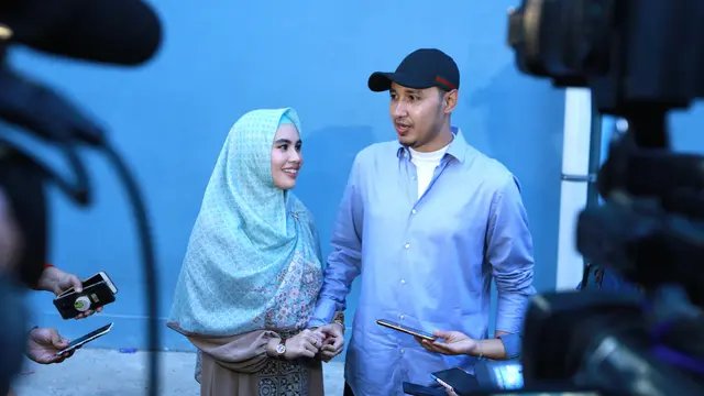 [Fimela] Kartika Putri dan Suami