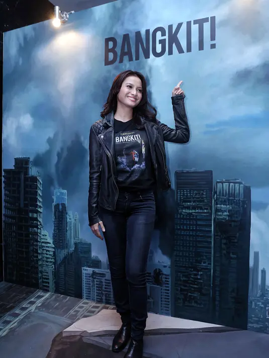 "Saya juga baru pertama kali dikasih skrip dengan petunjuk aksi yang panjang dan dialog sedikit, tapi dari situ pengalaman baru buat saya," tukas Acha. (Nurwahyunan/Bintang.com)