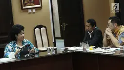 Ketua Umum Walubi Hartati Murdaya berbincang dengan Corporate Secretary SCM, Gilang Iskandar dan Chief Content Officer KLY, Wens Manggut saat silaturahmi ke kantor Walubi di Jakarta, Selasa (13/11). (Liputan6.com/Herman Zakharia)