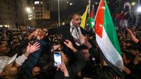Tahanan Palestina yang pertama keluar dari bus adalah Zakaria Zubeidi yang dipenjara karena serangan yang menewaskan beberapa warga Israel. (Ahmad GHARABLI/AFP)