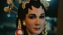 <p>Saat menjadi pengantin Jawa, Luna tampil dengan sanggul khas perempuan Jawa lengkap dengan kembang goyang dan mahkotanya. Tak lupa melati ronce pun dikenakan. [@lunamaya]</p>