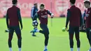 Di babak 16 besar, The Gunners sukses menyingkirkan Bayer Leverkusen dengan agregat 3-1. Tampak dalam foto, gelandang Arsenal asal Belgia, Leandro Trossard (kedua dari kiri) saat mengikuti sesi latihan tim di pusat pelatihan Arsenal di London Colney, utara London, pada Senin 6 April 2026. (Glyn KIRK/AFP)