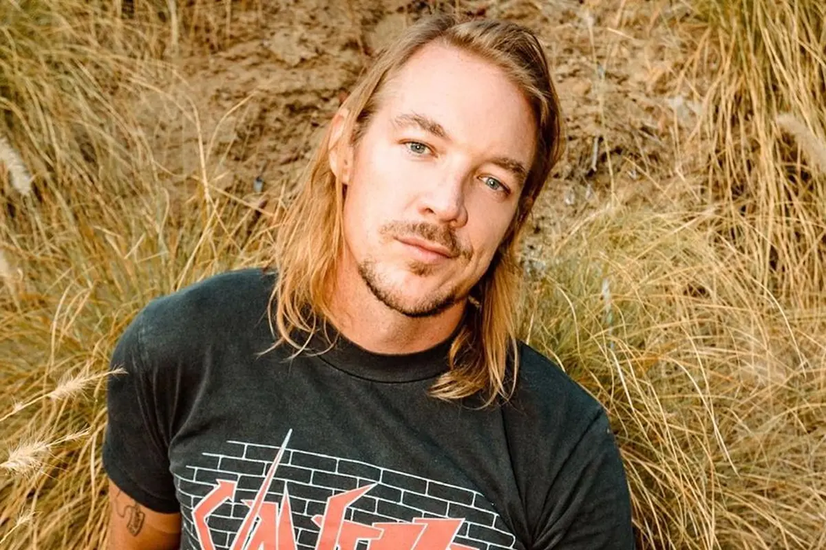 Bukannya masker yang menutup hidung dan mulut, Diplo malah mengenakan sheet mask perawatan wajah.  (Instagram/ diplo)