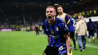 Gelandang Inter Milan Davide Frattesi saat mencetak gol kemenangan ke gawang Barcelona di leg semifinal Liga Champions 2024/2025. (Marco BERTORELLO / AFP)