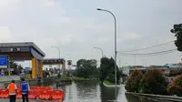 PT Jasa Marga (Persero) Tbk masih terus melakukan penanganan genangan banjir di Jalan Tol Jakarta-Merak, tepatnya di Simpang Susun (SS) Bitung Km 26. (dok: JSMR)