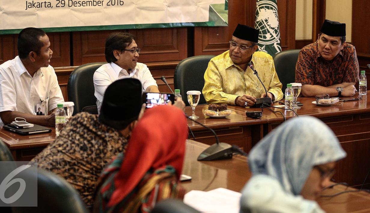 KH. Said Aqil berbincang dengan Direksi PLN Amir Rosidin jelang penandatangan MoU di Gedung PBNU, Jakarta, Kamis (29/12). Kerjasama dilakukan dalam bentuk pemberian Beasiswa Cahaya Pintar untuk 50 Mahasiswa Nahdhatul Ulama. (Liputan6.com/Faizal Fanani)