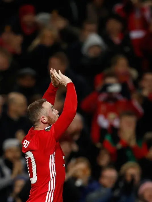 Penyerang MU, Wayne Rooney melakukan selebrasi usai mencetak gol ke gawang Feyenoord pada pertindangan Grup A Liga Europa di Stadion Old Trafford, Inggris (24/11). MU menang telak atas Feyenoord dengan skor 4-0. (Reuters/Phil Noble)