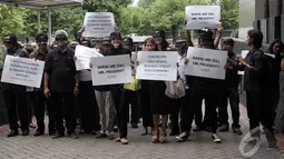 Koalisi masyarakat sipil yang terdiri dari pegiat antikorupsi, seniman, dan tokoh masyarakat berjalan bersama dengan mata tertutup di halaman gedung KPK, Jakarta, Kamis (15/1/2015). (Liputan6.com/Miftahul Hayat)