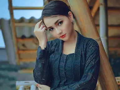 Sebagai penyanyi dangdut, Lala Widy selalu memerhatikan penampilannya di berbagai kesempatan. Seringkali ia bergonta-ganti gaya busana. Namun saat pakai kebaya, penampilannya tampak berbeda. Lala makin terlihat anggun dan memesona.(Liputan6.com/IG/@lala__widy)