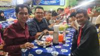 Djarot dan ketua PDIP Surabaya menikmati tahu campur di Surabaya. (Dian Kurniawan/Liputan6.com)