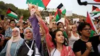 Para aktivis bernyanyi memberikan dukungan kepada konvoi Global Sumud Flotilla saat tiba di pelabuhan Sidi Bou Said, Tunis, Tunisia, pada Minggu 7 September 2025. (AP Photo/Anis Mili)