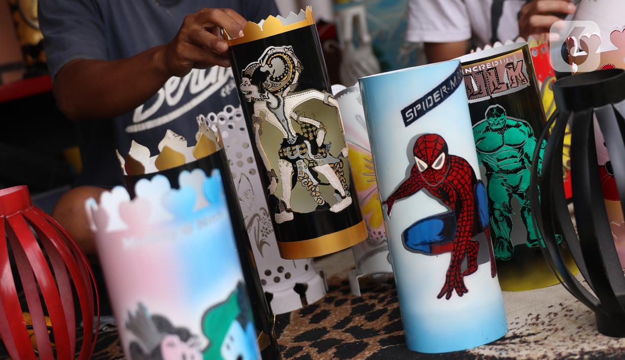 Deretan lampu hias berkarakter dari bahan pipa yang telah selesai dibuat di Tangerang, Selasa (5/1/2021). Lampu hias berkarater tersebut dijual dikasaran harga Rp 100 hingga Rp 150 ribu tergantung tingkat kesulitan. (Liputan6.com/Angga Yuniar)
