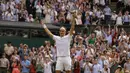 Petenis Swiss, Roger Federer, melakukan selebrasi usai mengalahkan petenis Kroasia, Marin Cilic pada laga final Wimbledon 2017 di London, Minggu (16/7/2017). Federer menang 6-3, 6-1, 6-4 atas Cilic. (AP/Alastair Grant)