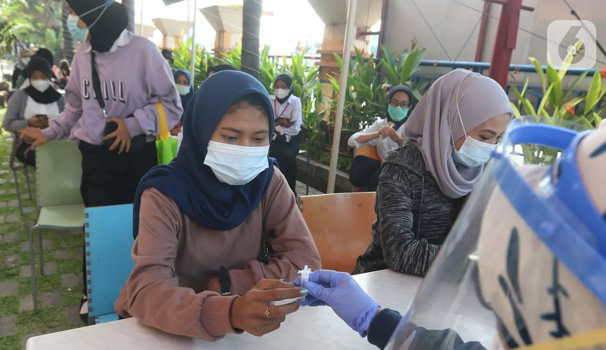 Pedagang melakukan tes usap antigen di pusat perbelanjaan kawasan Cikarang, Kabupaten Bekasi, Jawa Barat, Kamis (27/05/2021). Pasca libur lebaran, Forkopimda Kabupaten Bekasi melakukan swab tes antigen kepada sekitar 202 pedagang guna mencegah penyebaran COVID-19. (Liputan6.com/Herman Zakharia)