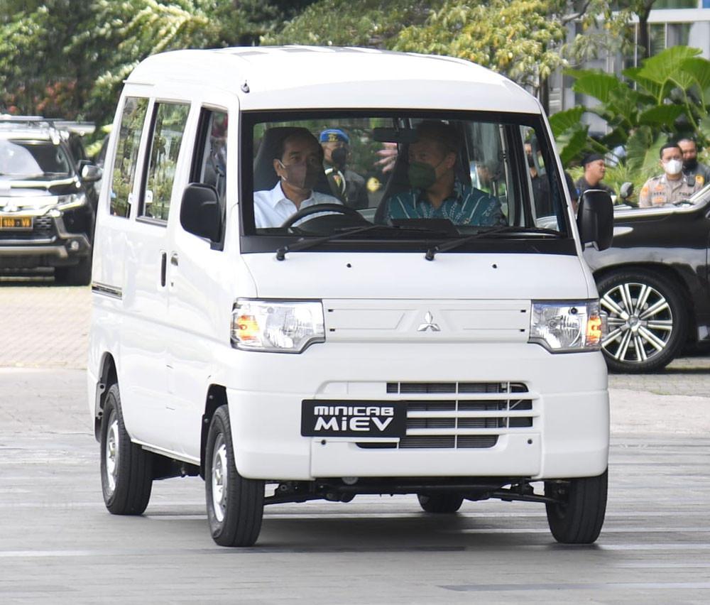 Presiden Jokowi didampingi Menperin Agus Gumiwang (MMKSI)