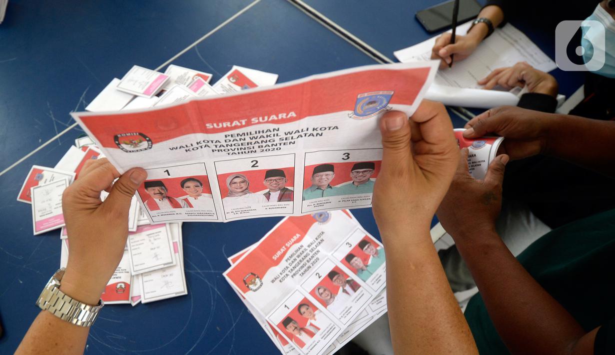 Petugas KPPS melakukan penghitungan suara di TPS 36 Perumahan Griya Pamulang 2, Tangerang Selatan, Rabu (9/12/2020). Sebanyak 976.019 orang terdaftar dalam Daftar Pemilih Tetap (DPT) pada Pilkada Tangsel 2020 yang diikuti tiga pasang calon Wali Kota dan Wakil Wali Kota (merdeka.com/Dwi Narwoko)