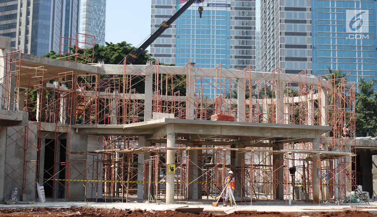 Pekerja merenovasi bekas lapangan golf Driving Range di Kompleks GBK, Jakarta, Jumat (11/5). Lapangan tersebut akan bersinergi dengan transportasi massal di kawasan Sudirman dan menjadi fasilitas pendukung Asian Games 2018. (Liputan6.com/Angga Yuniar)