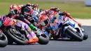 Pembalap Gresini Racing, Marc Marquez memacu motornya di antara pembalap lain saat balapan MotoGP Australia 2024 yang berlangsung di Sirkuit Phillip Island, Australia, Minggu (20/10/2024). (AFP/Glenn Nichols)