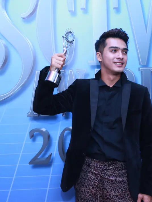 Kembali dipercaya memenangkan penghargaan itu, Kirun sangat bersyukur. Ia menuturkan dukungan keluarga dan para penggemarnya yang membuat dirinya bisa menang menjadi Aktor Utama Paling Ngetop di SCTV Awards 2016. (Adrian Putra/Bintang.com)