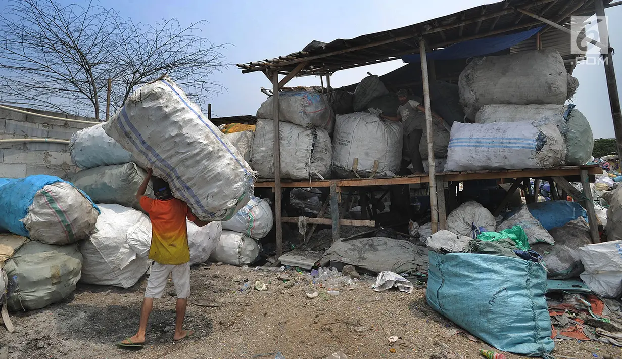 Pekerja merapikan tumpukan sampah plastik di pabrik pengolahan kawasan Kapuk, Cengkareng, Jakarta, Selasa (17/9/2019). Bisnis pengolahan sampah plastik ini membantu penanganan sampah Ibu Kota. (merdeka.com/Arie Basuki)