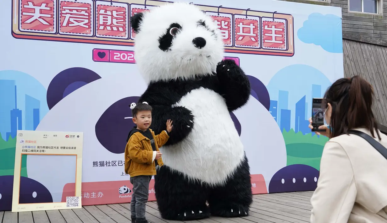 Para wisatawan menghadiri sebuah acara peringatan Hari Panda Internasional di Pusat Penelitian dan Penangkaran Panda Raksasa Chengdu di Chengdu, Provinsi Sichuan, China barat daya, pada 27 Oktober 2020. (Xinhua)