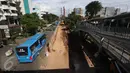 Bus Transjakarta melintas di samping pembangunan proyek underpass Matraman di Jakarta, Rabu (5/4). Proyek senilai Rp118 miliar itu ditargetkan selesai pada akhir 2017. (Liputan6.com/Immanuel Antonius)