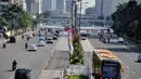 Kedua jalur terlihat masih sepi dari kendaraan roda empat dan roda dua, Jakarta, Senin (4/8/14). (Liputan6.com/Faizal Fanani)