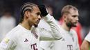Pemain Bayern Munchen, Leroy Sane, tampak kecewa setelah ditaklukkan Eintracht Frankfurt pada laga pekan ke-13 Liga Jerman 2023/2024 di Stadion Deutsche Bank Park, Sabtu (9/12/2023). Kekalahan ini membuat Bayern tertahan di posisi kedua dengan 32 poin. (AFP/Daniel Roland)