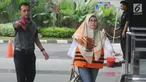 Hakim Pengadilan Negeri Tangerang Wahyu Widya Nurfitri berjalan menuju ruang pemeriksaan di gedung KPK, Jakarta, Selasa (24/4). Wahyu Widya diperiksa terkait kasus suap penangan putusan perkara perdata sengketa Tanah. (Merdeka.com/Dwi Narwoko)