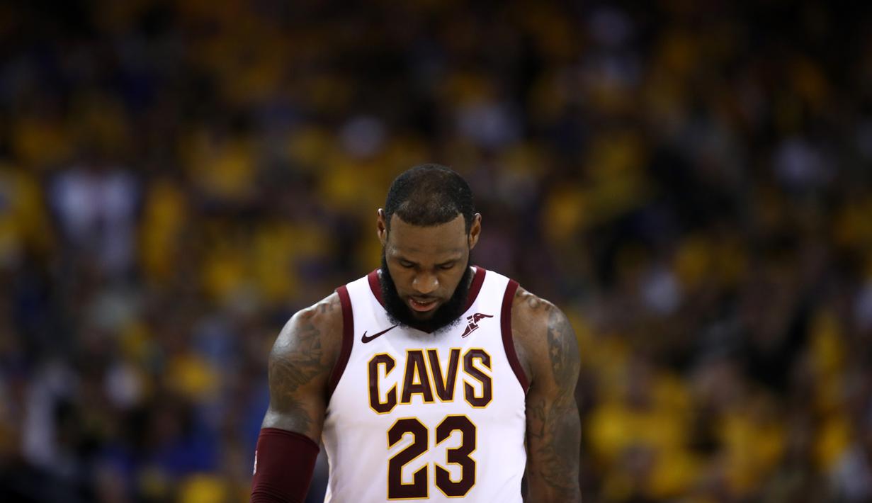 Pebasket Cleveland Cavaliers, LeBron James, tampak kecewa usai dikalahkan Golden State Warriors, pada final NBA di Oracle Arena, Oakland, Minggu (3/6/2018). Warriors menang 122-103 atas Cavaliers. (AFP/Ezra Shaw)