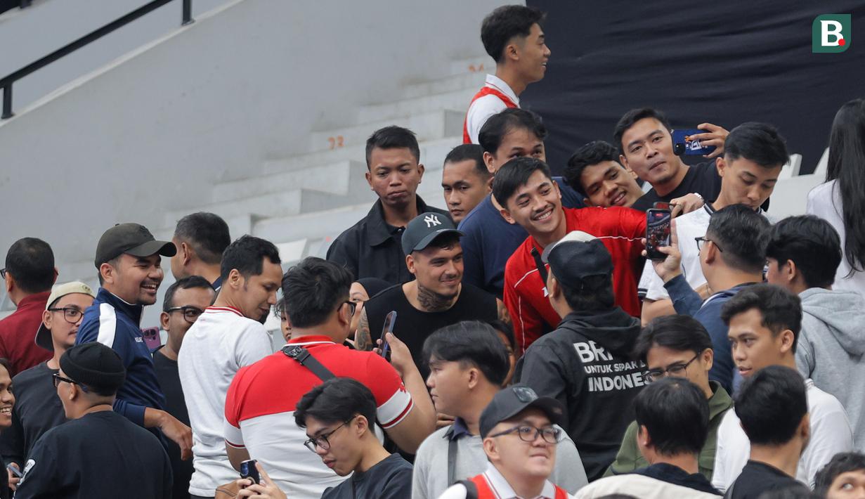 Pemain baru Persija Jakarta, Shayne Pattynama meladeni para penonton untuk berfoto bersama setelah laga Piala Asia Futsal 2026 antara Timnas Futsal Indonesia melawan Irak di Indonesia Arena, Senayan, Jakarta, Sabtu (31/01/2026). (Bola.com/Bagaskara Lazuardi)