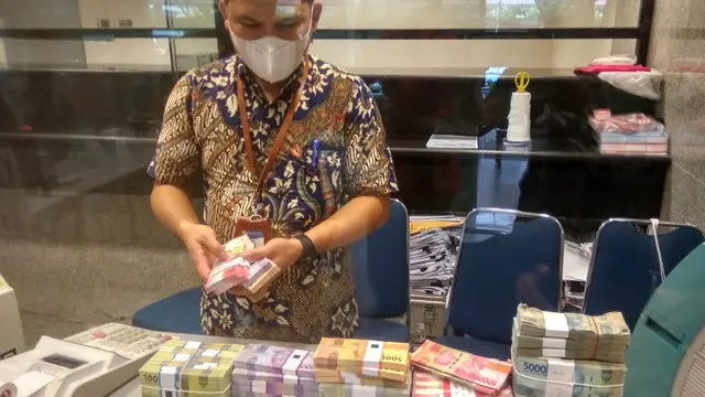 Petugas Bank Indonesia (BI)  kantor Perwakilan kepri  sedang  menyiapkan Uang Kwartal  untuk kebutuhan Masyrakat Pesisisir di Provinsi Kepri. (Foto: Liputan6.com/Ajang Nurdin)