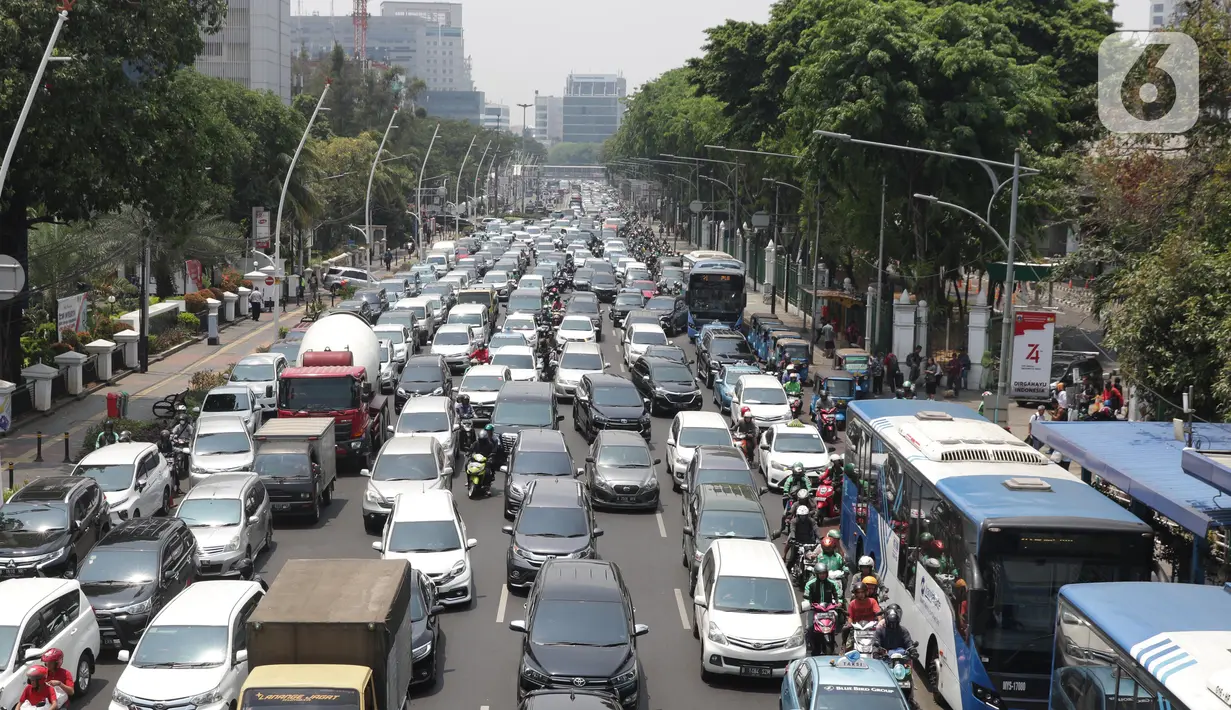 Pengendara terjebak kepadatan arus lalu lintas di Jalan Medan Merdeka Timur, Jakarta, Senin (14/10/2019). Kepadatan akibat penutupan arus menuju Jalan Medan Merdeka Utara sebagai antisipasi aksi unjuk rasa yang rencananya dilakukan di kawasan depan Istana Negara. (Liputan6.com/Helmi Fithriansyah)