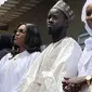 Presiden terpilih Senegal Bassirou Diomaye Faye (tengah) bersama istrinya Marie Khone Faye (kiri) dan Absa Faye (kanan) (Khadidiatou Sene/AFP)