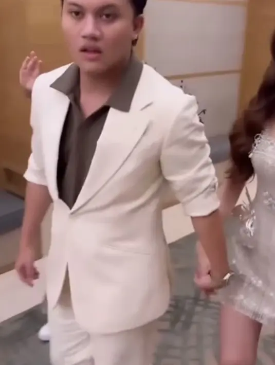 Sementara itu, Rizky Febian mengenakan setelan jas putih beige serasi dengan celana panjangnya. Kemeja coklatnya pun melengkapi penampilannya. [@fherriioo]