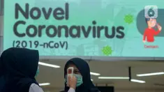 Seorang pengguna KRL menjalani pemeriksaan kesehatan di Stasiun Sudirman, Jakarta, Selasa (4/2/2020). PT Kereta Commuter Indonesia (KCI) melakukan sosialisasi tentang pencegahan penyebaran virus corona sambil membagikan masker secara gratis kepada penumpang. (merdeka.com/Imam Buhori)