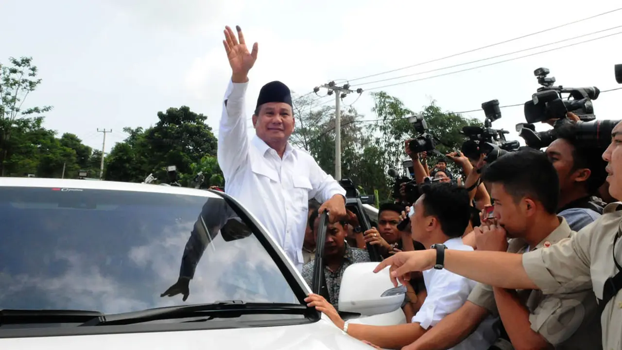 Prabowo Nyoblos Ditemani Anak