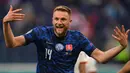 Milan Skriniar menjadi aktor penentu kemenangan ketika Slovakia bertemu dengan Polandia. Tugasnya di lini belakang yang sangat baik ditambah gol penentu yang ia lesatkan pada pertandingan itu, membuatnya menjadi pemain terbaik di laga itu. (Foto: AFP/Pool/Kirill Kudryavtsev)