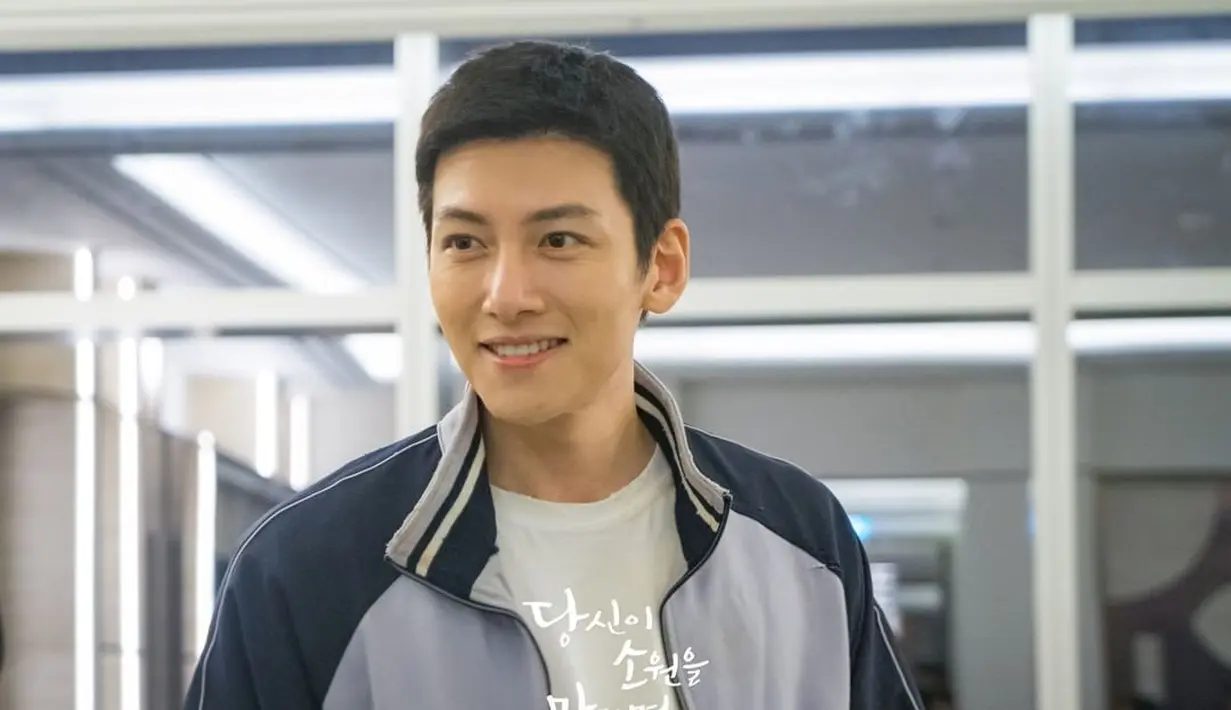 <p>Sejak bekerja di rumah sakit untuk membantu para pasien, Yoon Gyeo Rye (diperankan oleh Ji Chang Wook) merasakan hidupnya berubah dengan cara yang tidak terduga. (FOTO: instagram.com/kbsdrama)</p>