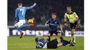 Pemain Inter Milan, Marcelo Brozovic berebut bola dengan pemain Napoli, Jose Callejon  pada lanjutan liga Italia Serie A di Stadion San Paolo, Naples, Selasa(1/12/2015) dini hari WIB. Napoli menang 2-1. (REUTERS/Ciro De Luca)   REUTERS/Ciro De Luca