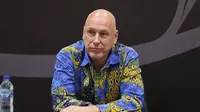 Direktur Teknik PSSI, Alexander Zwiers dalam konferensi pers di di GBK Arena, Jakarta Pusat, pada Kamis (20/11/2025). (Bola.com/Abdul Aziz)