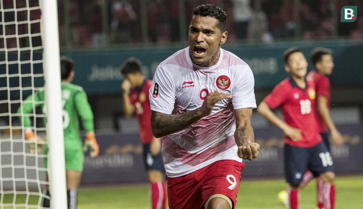 Striker Indonesia, Alberto Goncalves, melakukan selebrasi usai mencetak gol ke gawang Laos pada laga Asian Games di Stadion Patriot, Jawa Barat, Jumat (17/8/2018). Indonesia menang 3-0 atas Laos. (Bola.com/Vitalis Yogi Trisna)