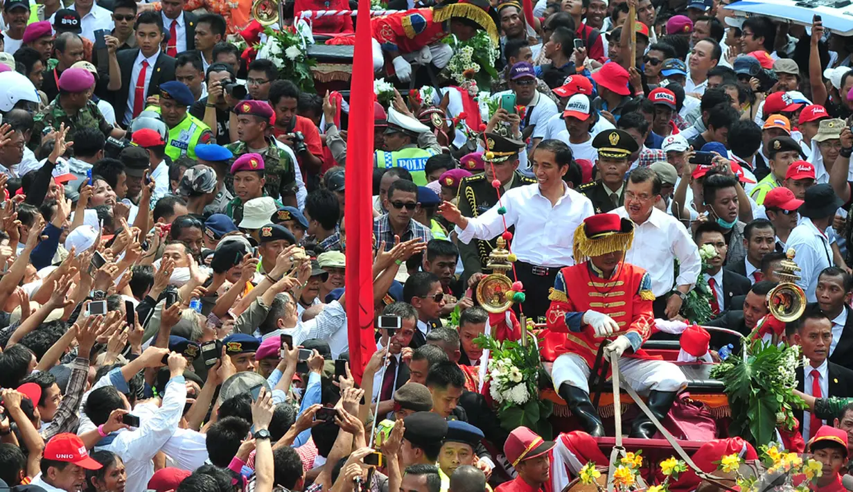 Mereka semua meneriakkan nama Jokowi. ingin bersalaman dan mengambil foto Jokowi, Jakarta, Senin (20/10/2014) (Liputan6.com/Johan Tallo)