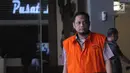 Tersangka panitera pengganti PN Medan Helpandi usai pemeriksaan di Gedung KPK, Jakarta, Rabu (26/12). Berkas perkara Helpandi terkait kasus dugaan suap terhadap Hakim PN Medan telah lengkap (P21) dan siap untuk disidangkan. (Merdeka.com/Dwi Narwoko)