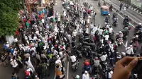 Massa aksi bela tauhid berhenti di depan kantor GP Ansor. (Liputan6.com/Nafiysul Qodar)
