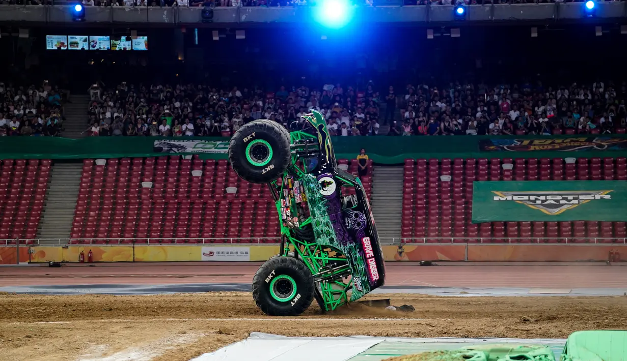 Truk Grave Digger saat menghibur penonton lewat aksinya melawati rintangan selama di Stadion Nasional "Bird's Nest", Beijing, (29/7). Pertunjukan Monster Jam ini pertama digelar di Paris pada tahun 2002. (AP Images for Feld Entertainment, Inc.)
