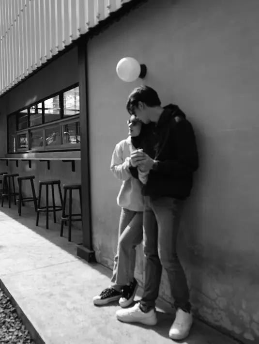 "Sekarang sudah tiga bulan hamilnya. Sempat kosong dua bulan setelah menikah. Pas tahu hamil juga dia (Rey) yang mimpi dulu," kata Dinda Hauw, Rabu (23/12/2020). (Instagram/dindahw)