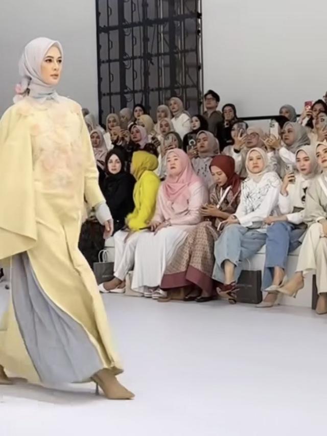 Paula Verhoeven Kembali ke Runway Jakarta Fashion Week.