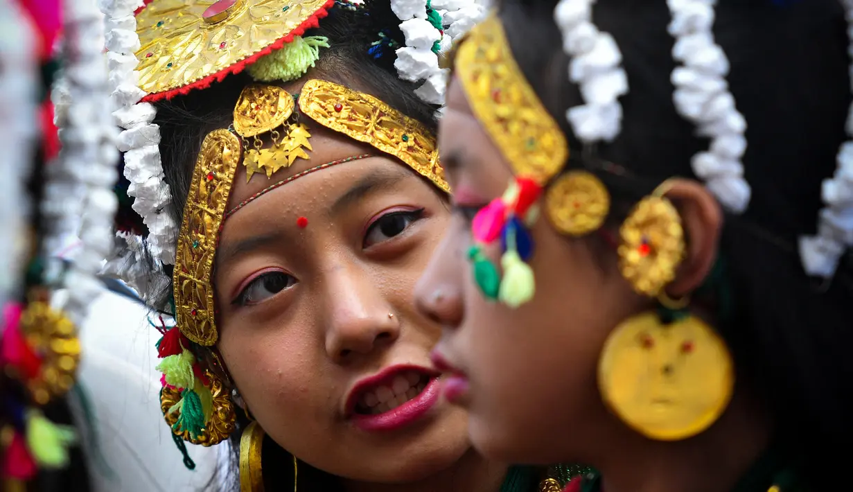Seorang wanita anggota komunitas adat Gurung mengenakan pakaian tradisional saat mengikuti upacara perayaan Tahun Baru 'Tamu Lhosar' di Kathmandu, Nepal (30/12/2022). Acara itu digelar untuk menyambut pergantian tahun. (AFP/Prakash Mathema)